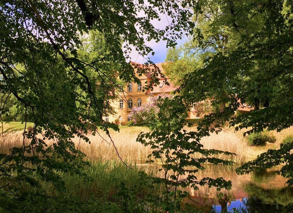 Park wokół wyspy zamkowej w Lühburgu