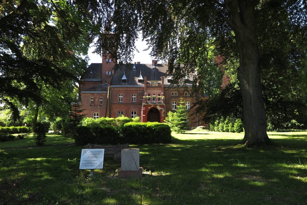 Pałac i park dworski w Bobrowie