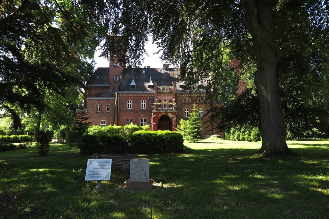 Pałac i park dworski w Bobrowie