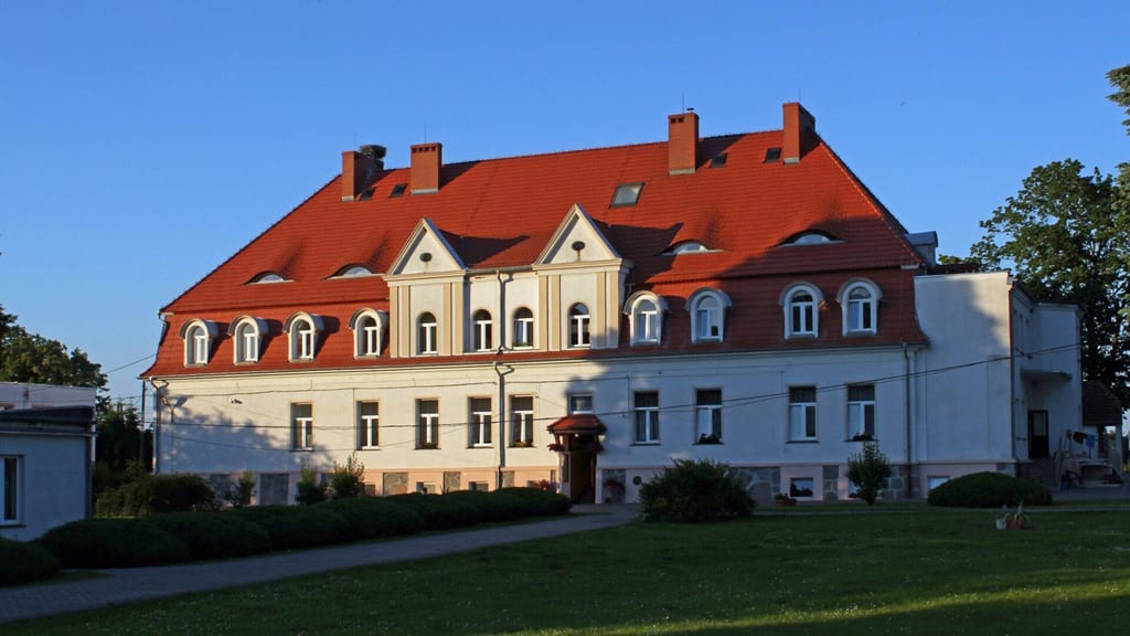 Dwór i park dworski w Modrzewcu