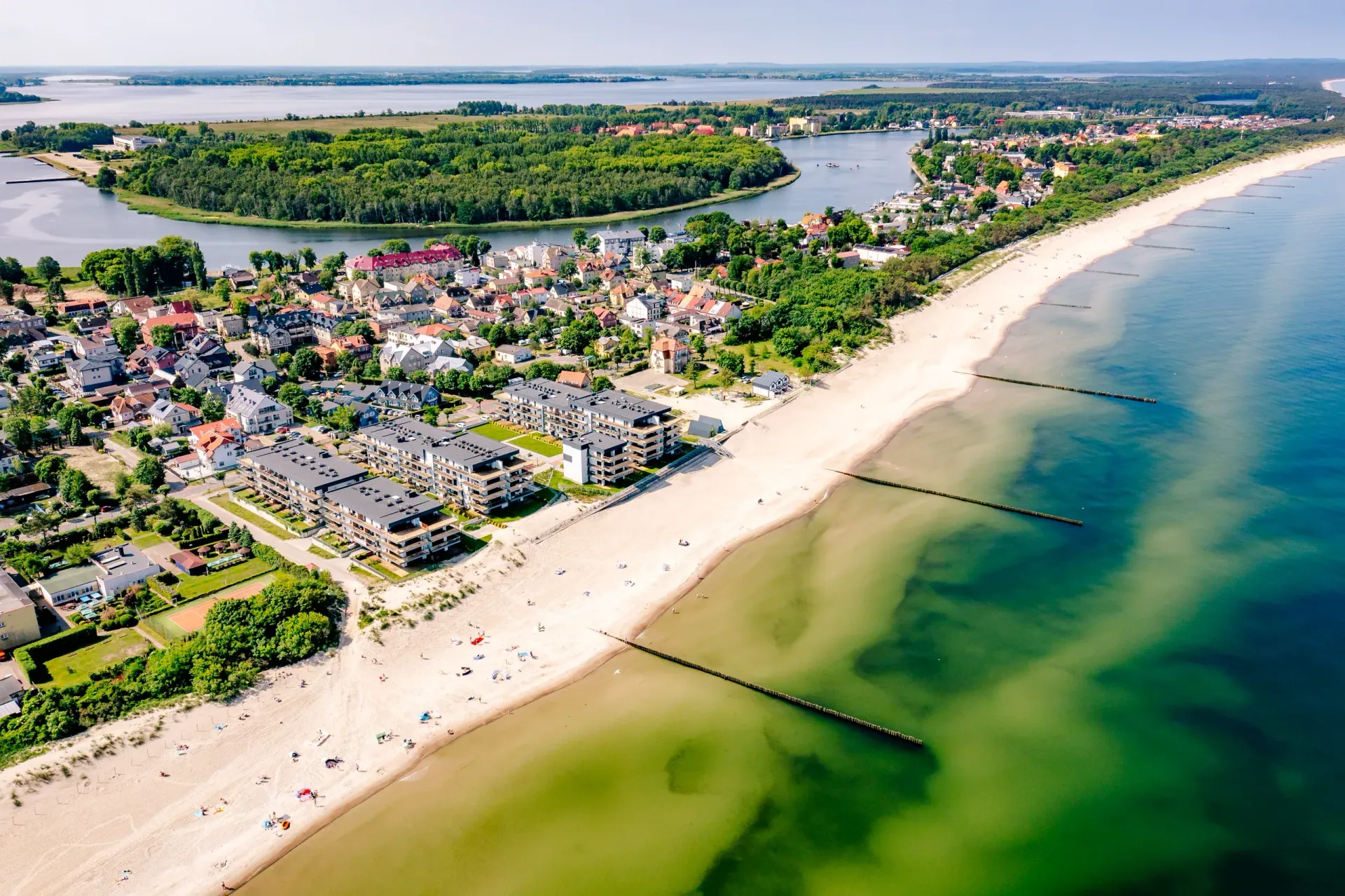 Dziwnów z lotu ptaka: kąpielisko, plaża i miasteczko między morzem a Zalewem Kamieńskim
