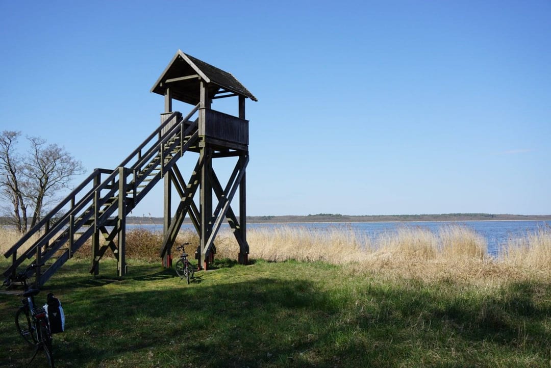 Wieża obserwacyjna nad jeziorem Neuwarp