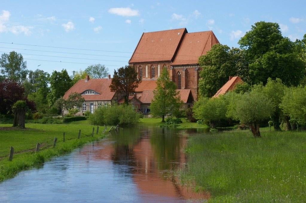 Ceglany kościół i ogród parafialny w Starkowie