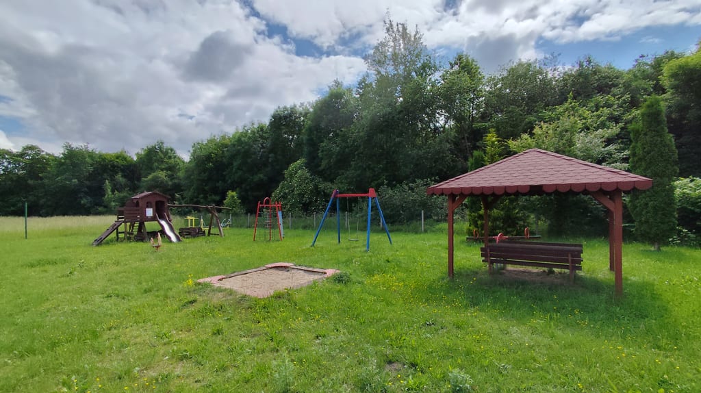 Plac zabaw i miejsce odpoczynku w Brzeźniaku