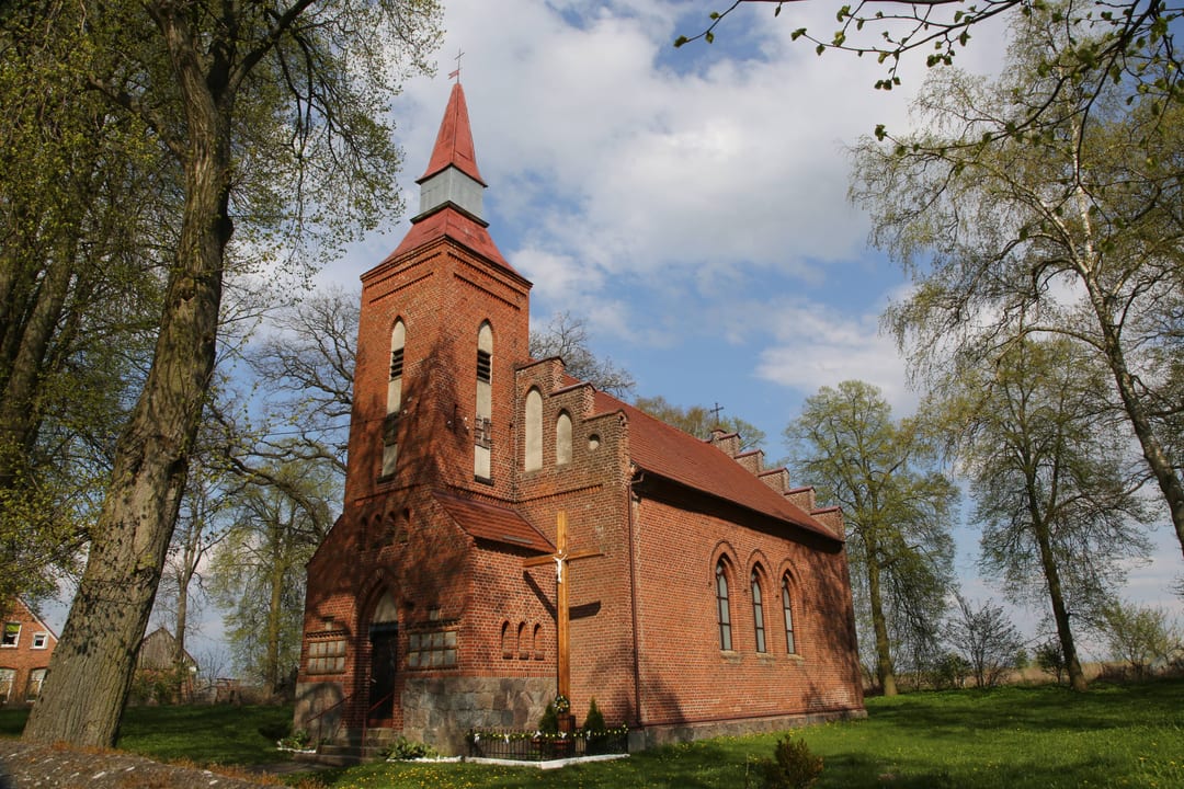Kościół św. Trójcy i pomnik poległych w I Wojnie Światowej
