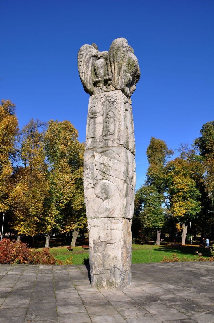 Pomnik "Więzi Polonii Zagranicznej z Macierzą"