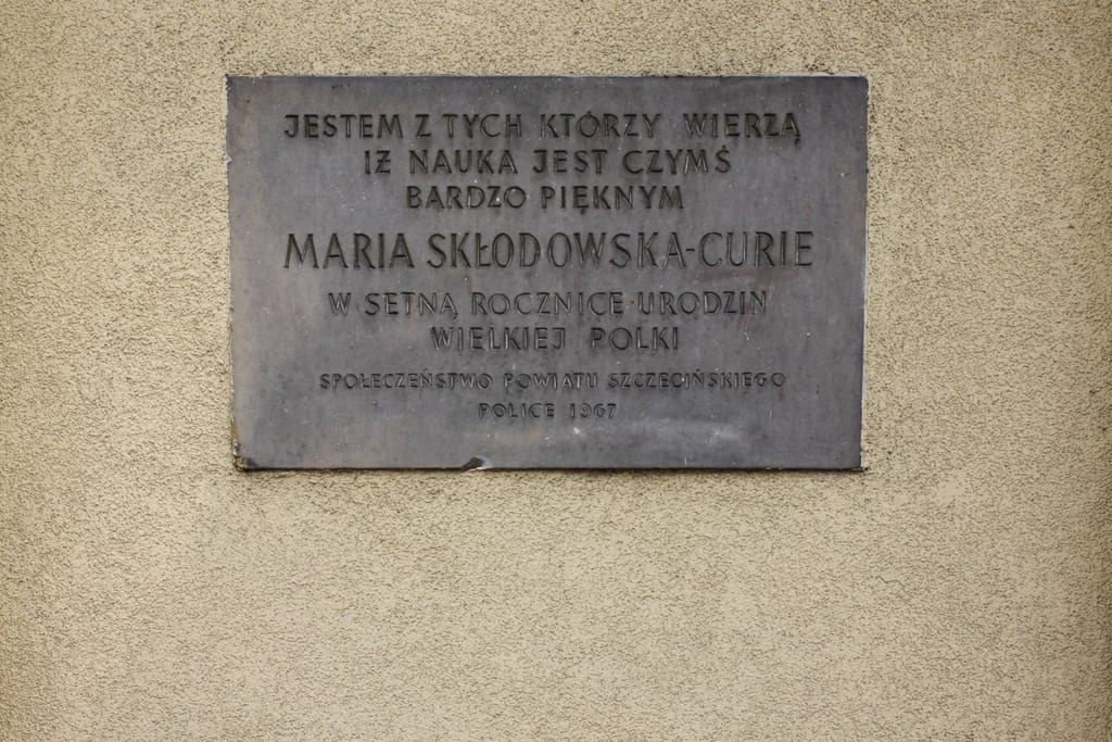Tablica pamiątkowa na cześć Marii Skłodowskiej Curie