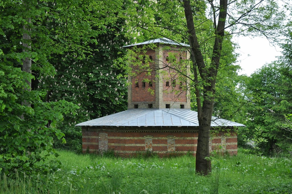 Gołębnik i stajnia w dawnym zespole folwarcznym