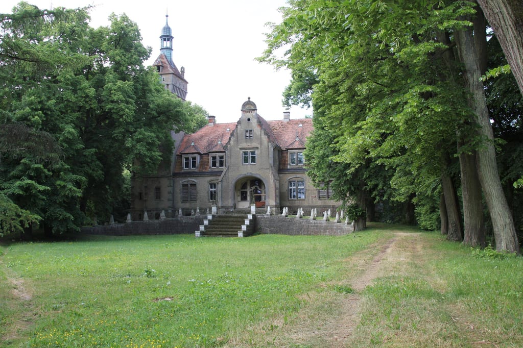 Pałac i park dworski w Stołecznej