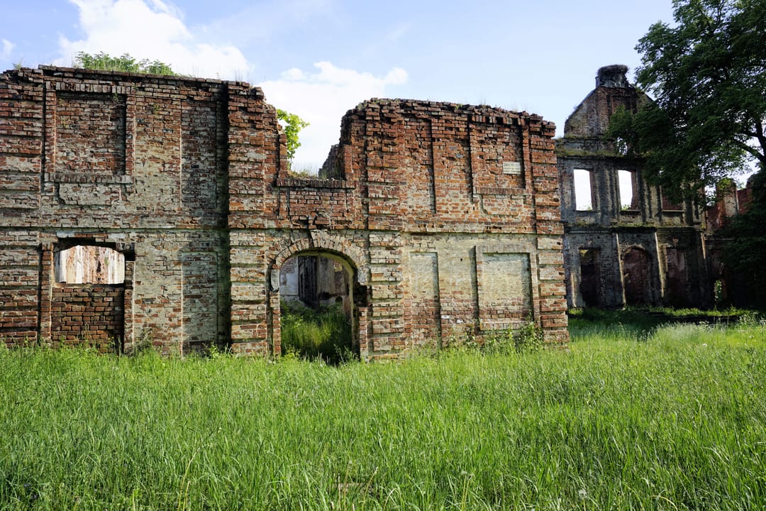Ruiny zespołu pałacowego