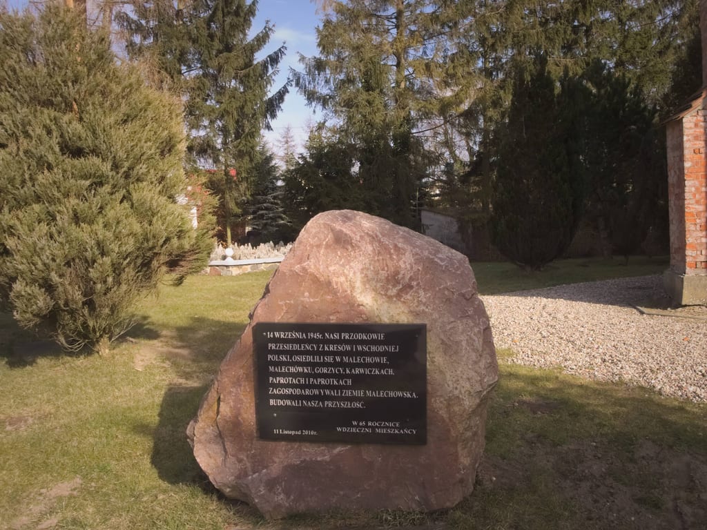 Głaz pamiątkowy poświęcony przesiedleńcom z kresów wschodnich Polski