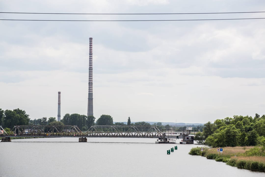 Kolejowy most zwodzony nad Regalicą
