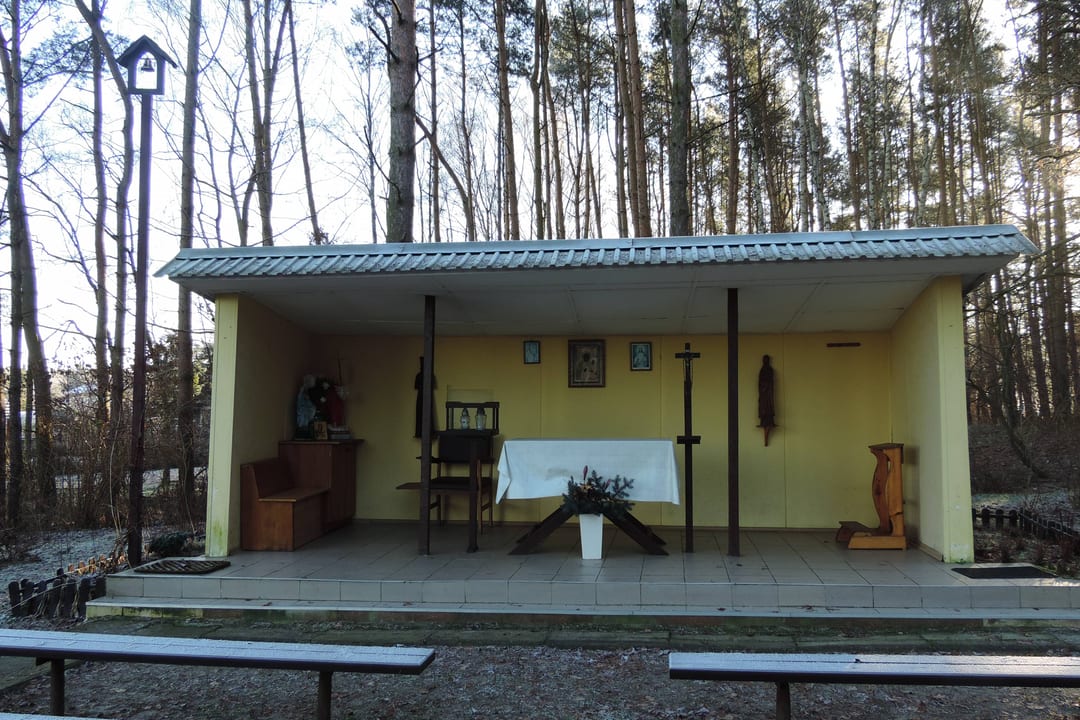 Kapliczka leśna