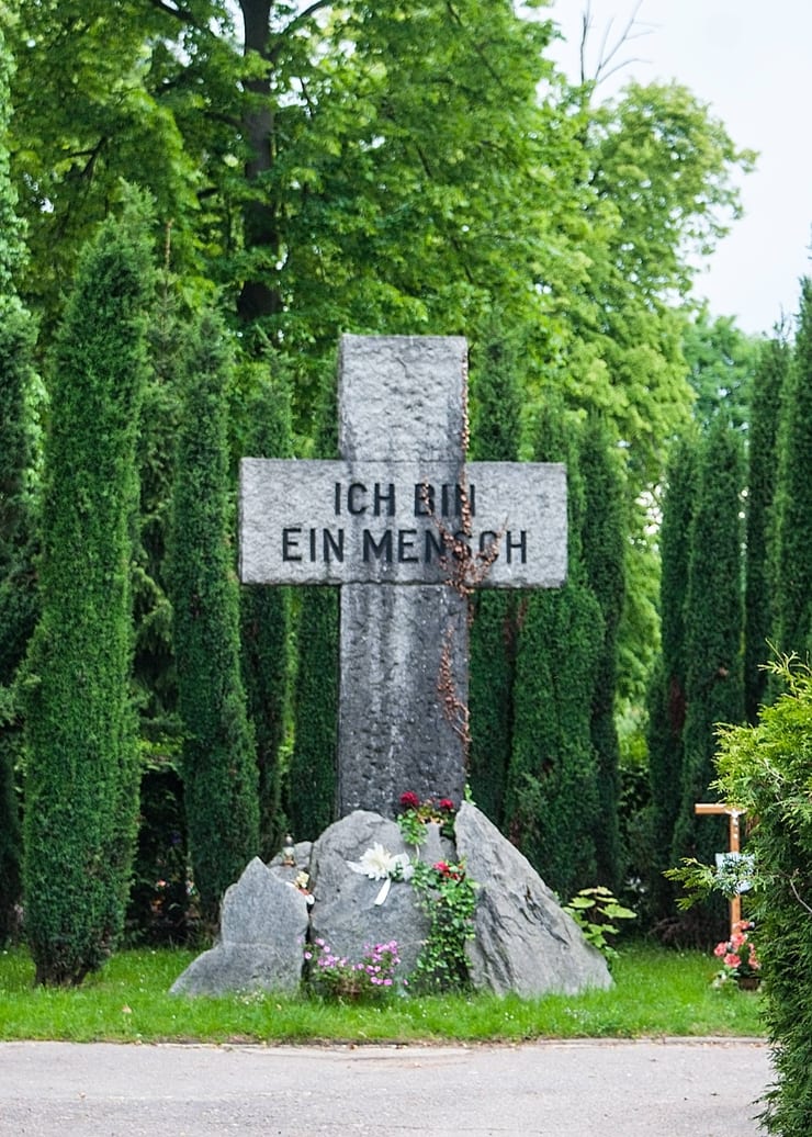 Krzyż "Ich bin ein Mensh"