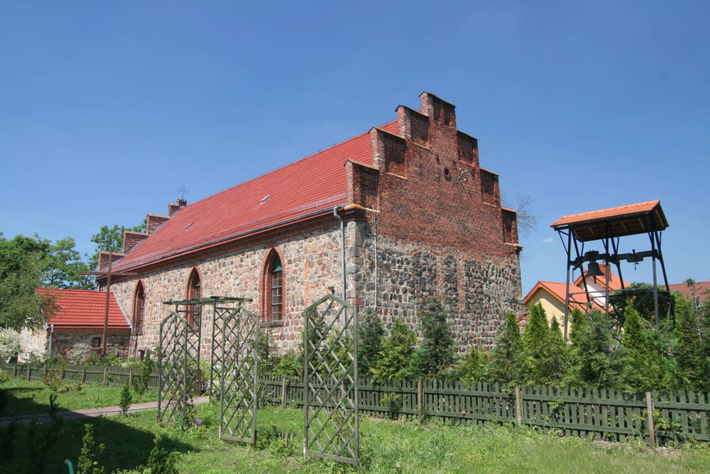 Kościół parafialny pw. Matki Bożej Królowej Świata w Dobrej