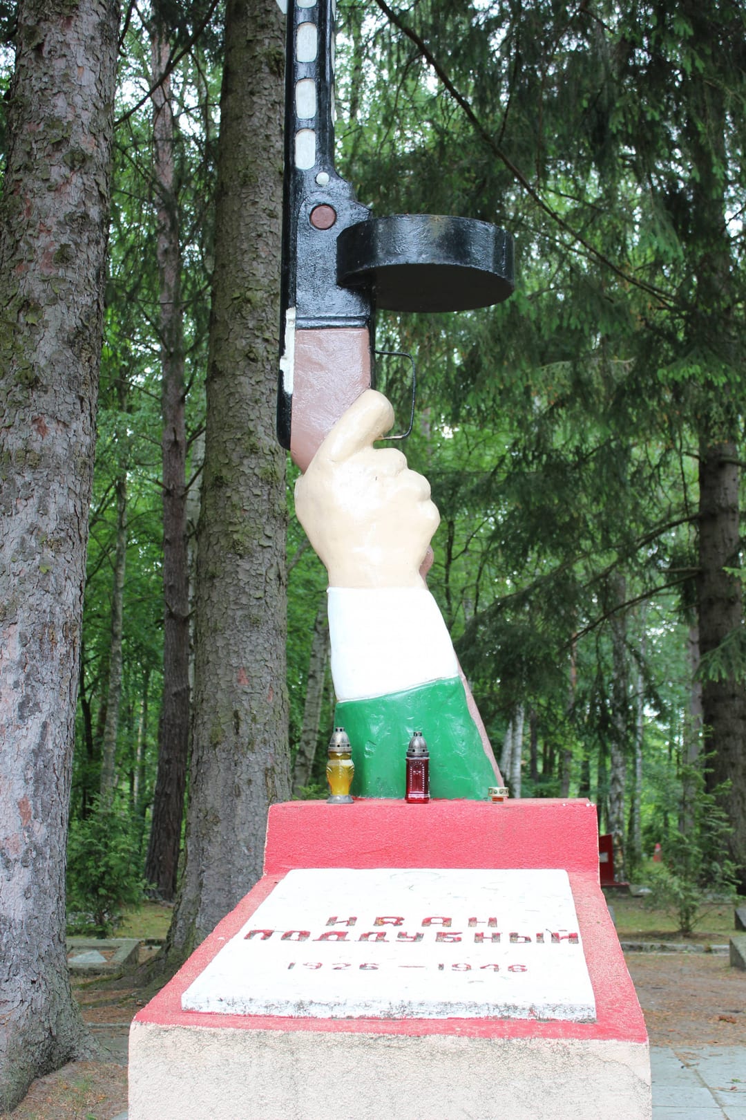 Pomnik z pepeszą na radzieckim cmentarzu cywilno-wojskowym